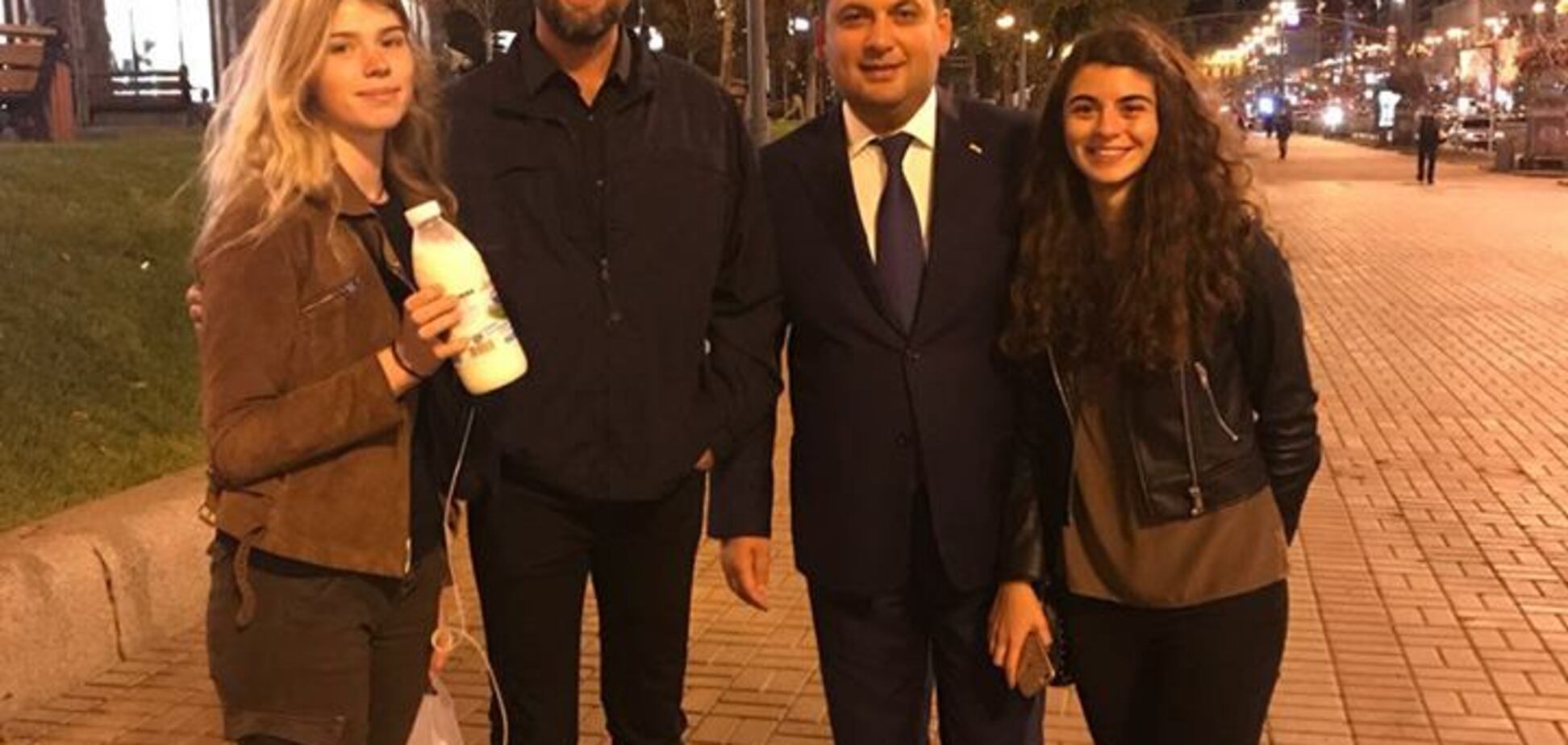 'А мали б ненавидіти один одного': прогулянка Яценюка і Гройсмана викликала ажіотаж у мережі