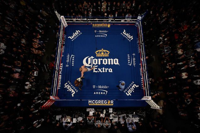 В Австралії фанати влаштували побоїще після бою Мейвезера і Макгрегора: опубліковано криваві фото