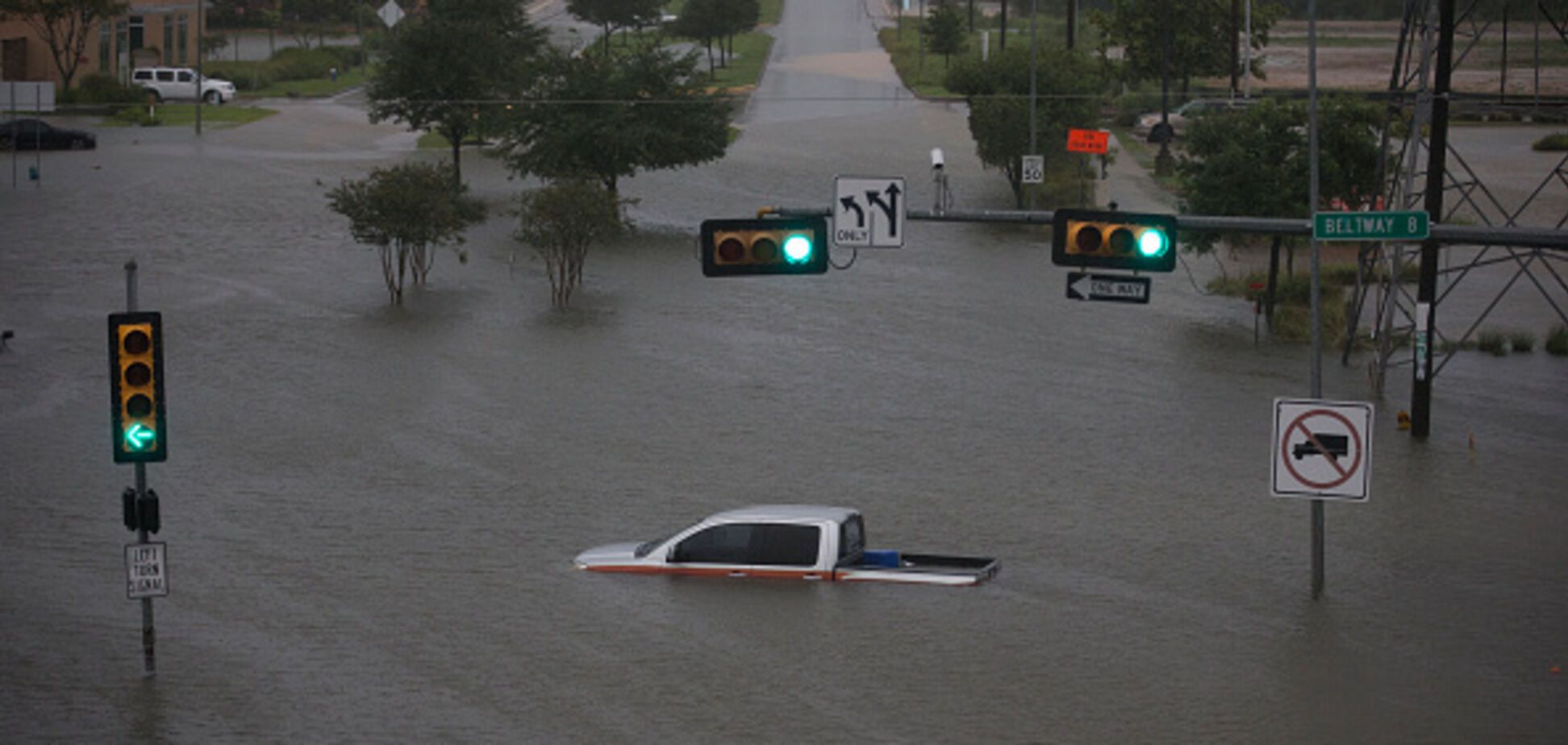 США накрыло смертельное наводнение: шокирующие кадры стихии