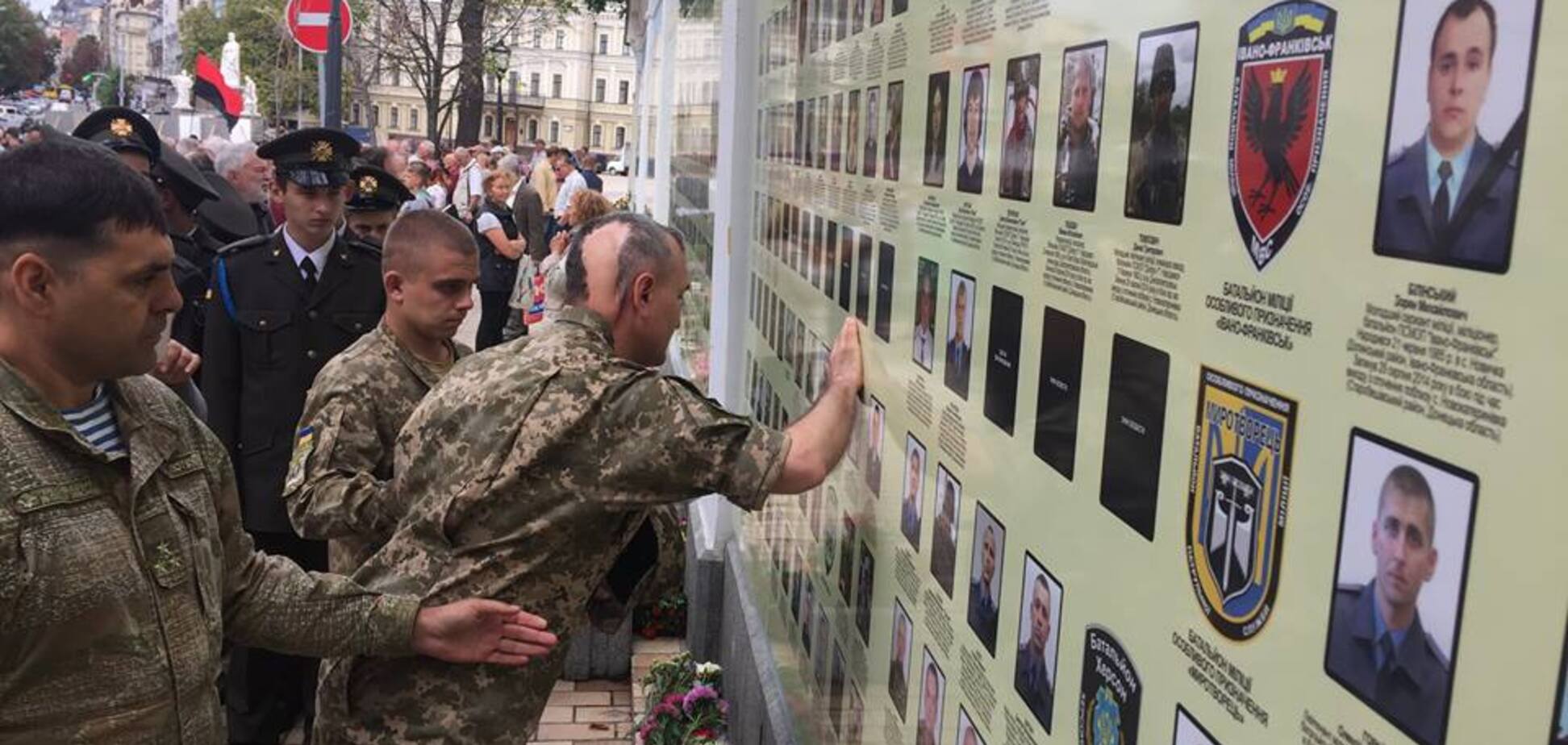Больше, чем фото: Бутусов показал, как легендарный генерал почтил память погибших под Иловайском солдат