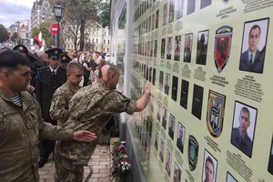 Больше, чем фото: Бутусов показал, как легендарный генерал почтил память погибших под Иловайском солдат