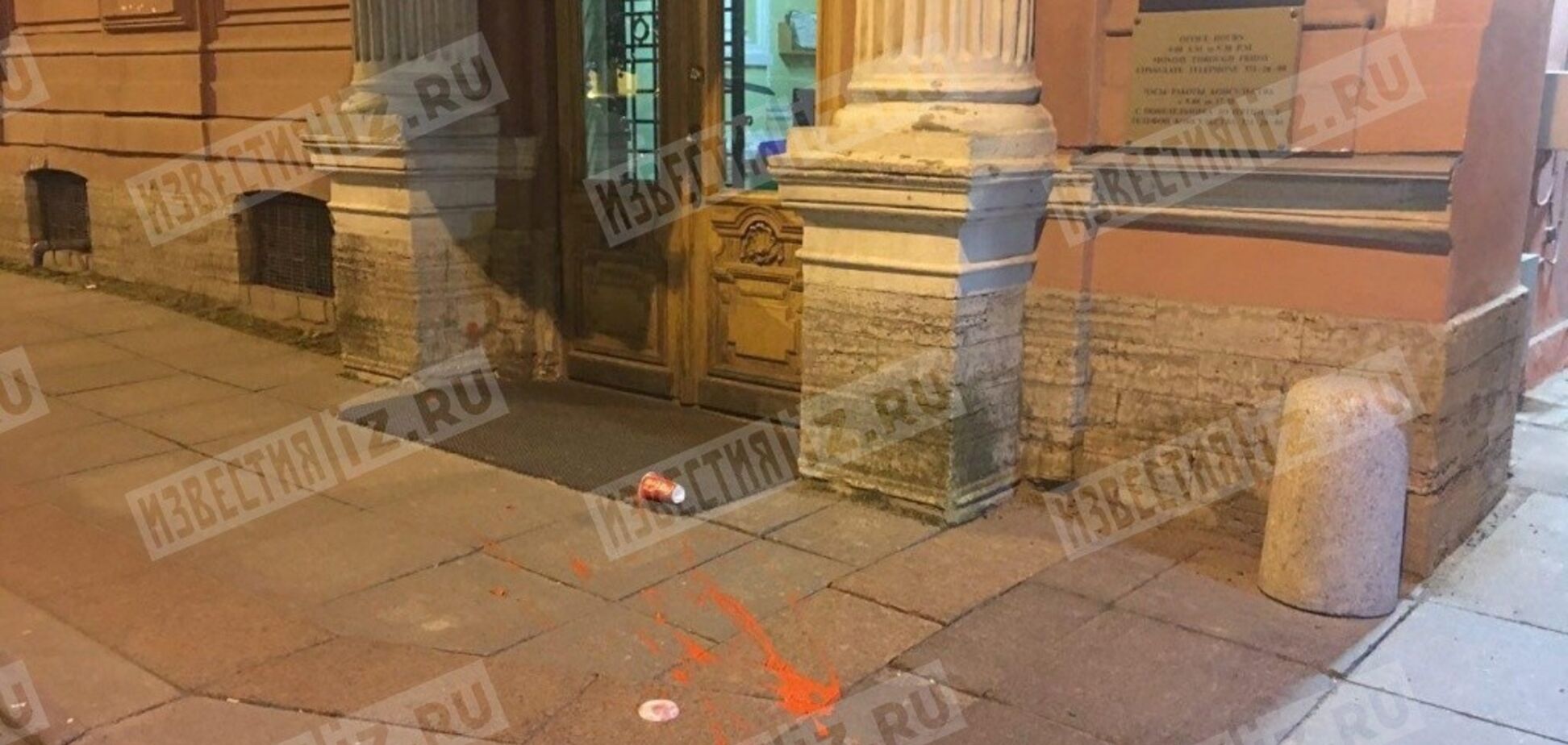 В Петербурге 'обстреляли' консульство США: опубликованы фото