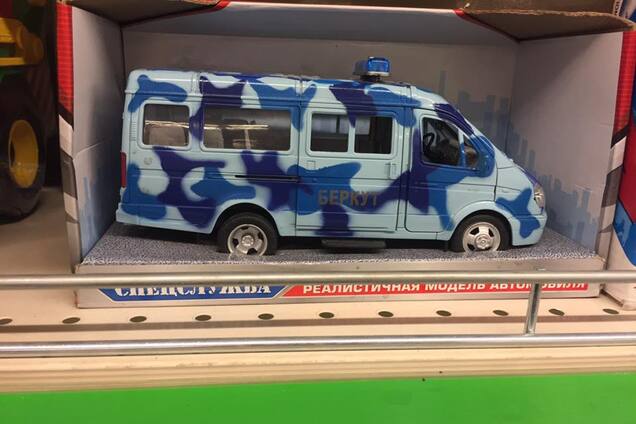 В Одессе супермаркет засекли на торговле игрушками с символикой 'Беркута'