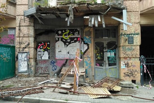 В Киеве рухнул балкон в историческом доме: опубликованы фото и видео