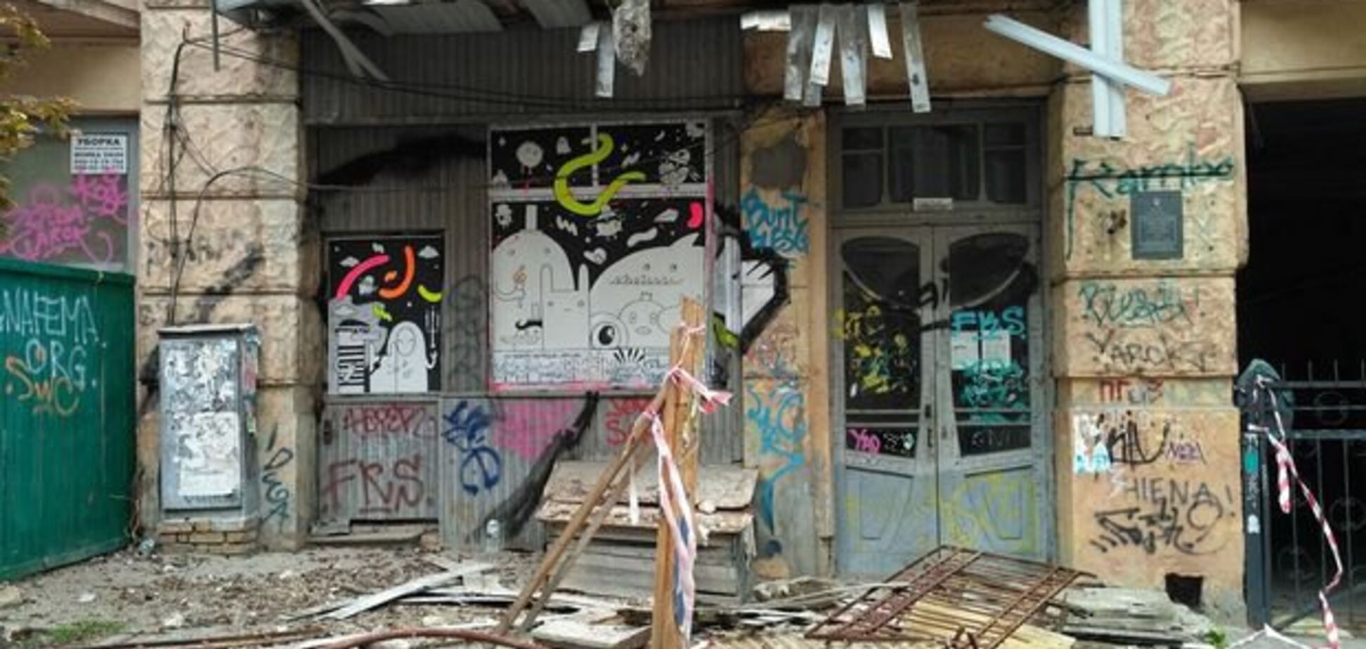 У Києві впав балкон у історичному будинку: опубліковані фото і відео