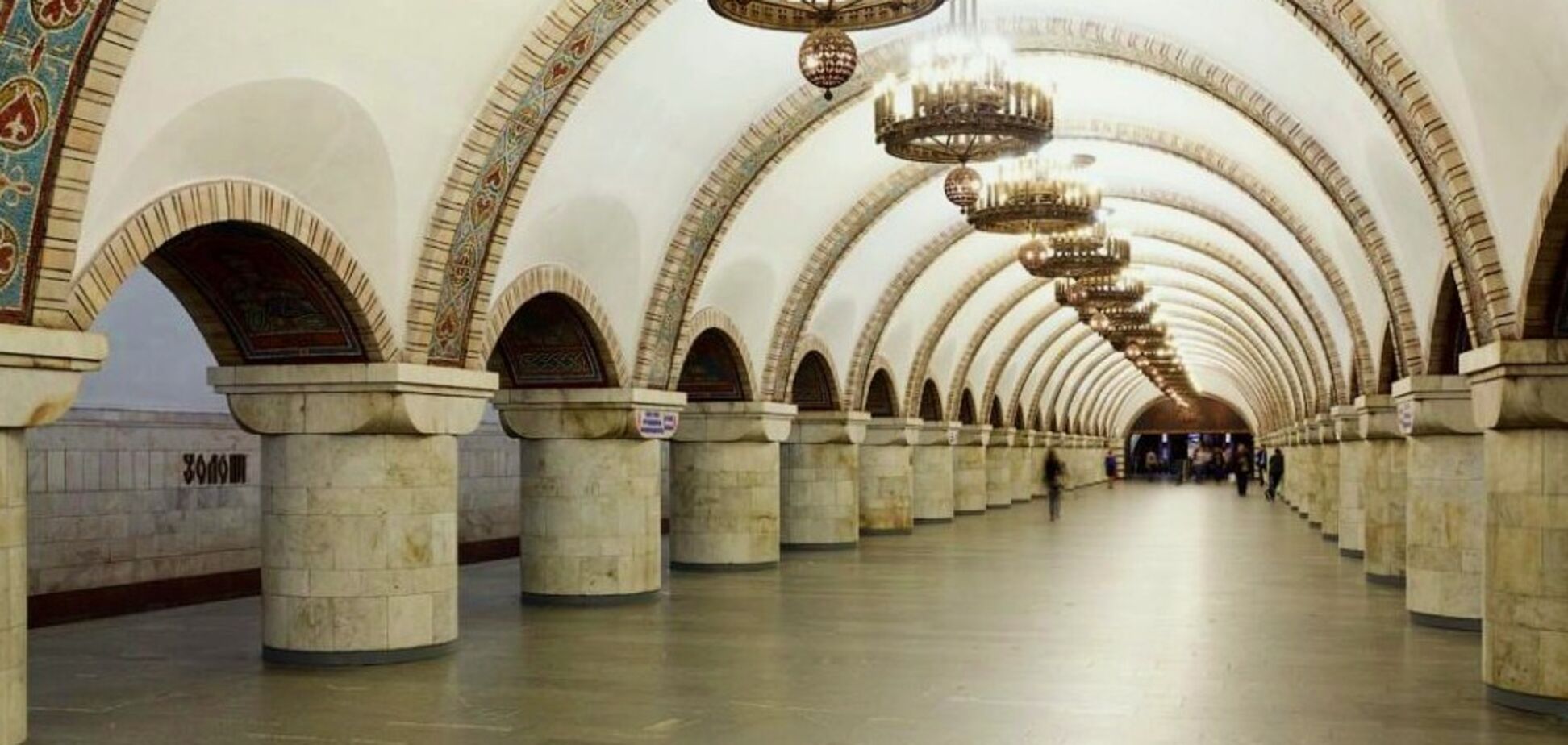 'Согреет ваш череп': в сети показали забавное фото из метро Киева