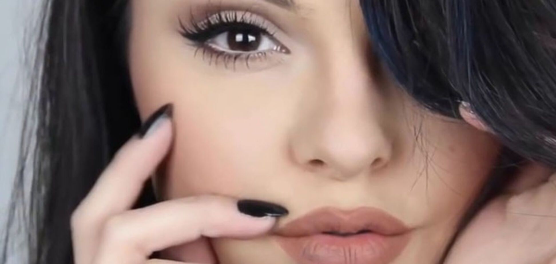 Ученые рассказали, как макияж влияет на женскую психику 