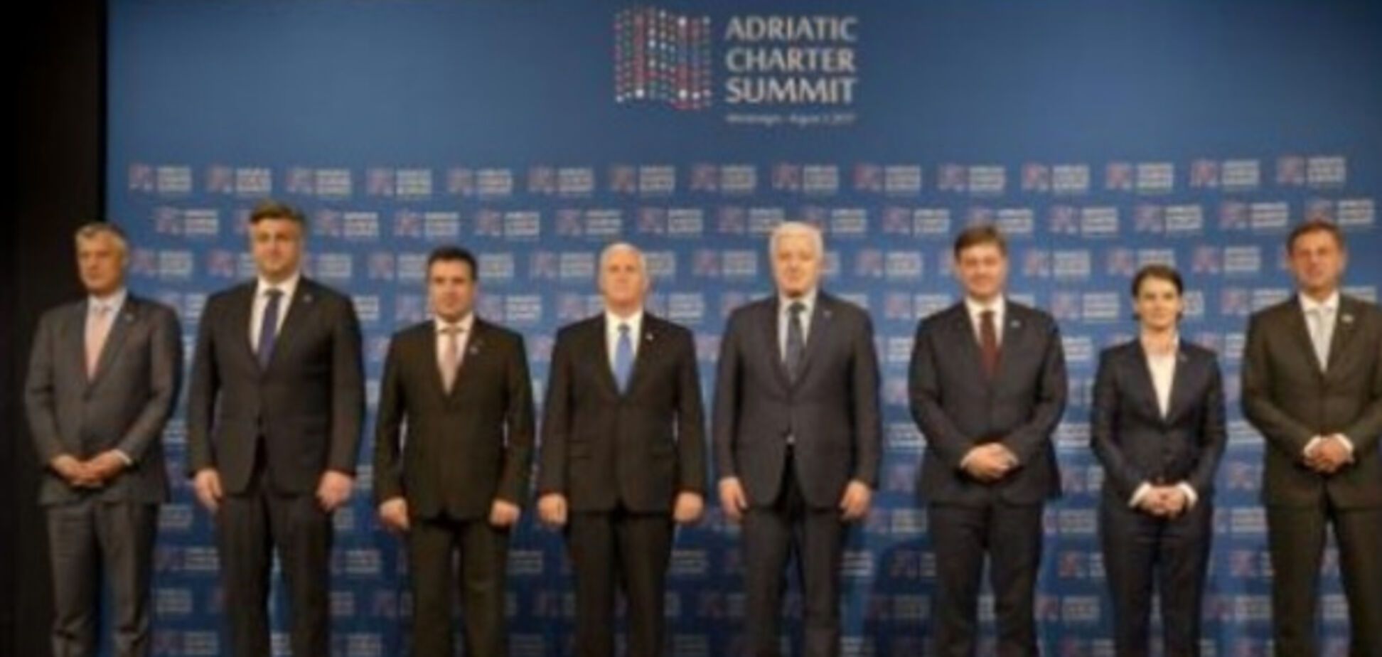 Влип из-за кроссовок: Пенс разозлился на премьера Албании из-за его стиля