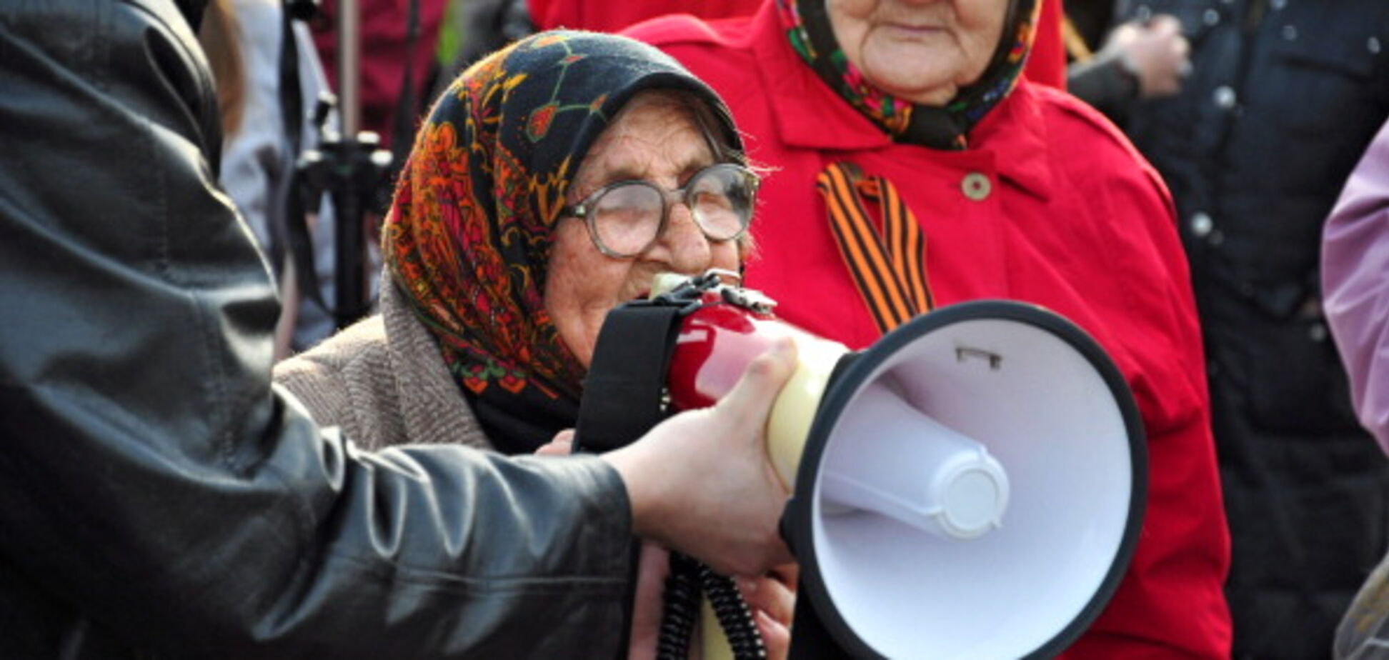  Росіяни влаштували тисняву в черзі за безкоштовною манною кашею. Опубліковано відео 