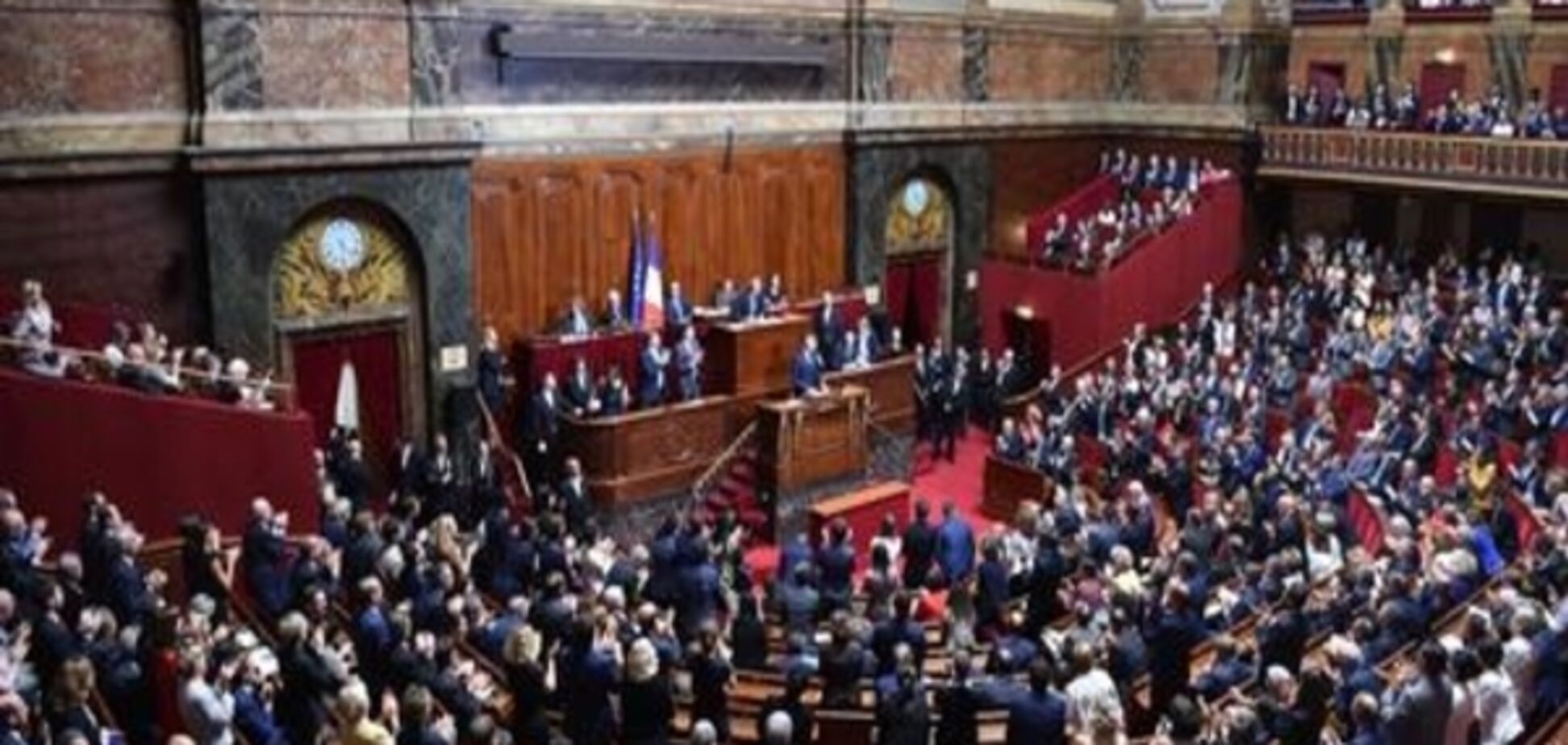 Французьким парламентарям заборонили брати на роботу родичів