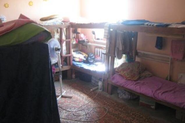 Знайшли собі рабів: у Дніпрі виявили дивний 'реабілітаційний центр'. Фотофакт