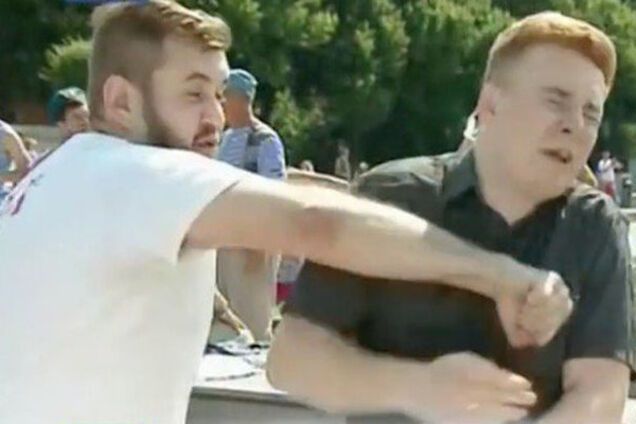 \'десантник\' в Росії б\u0027є журналіста