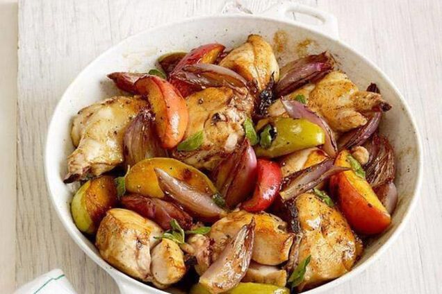 Куриная грудка с летними фруктами