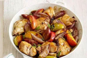 Куриная грудка с летними фруктами