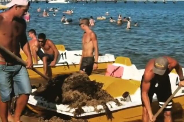 Любит наш народ: море на крымском курорте превратилось в болото. Опубликовано видео