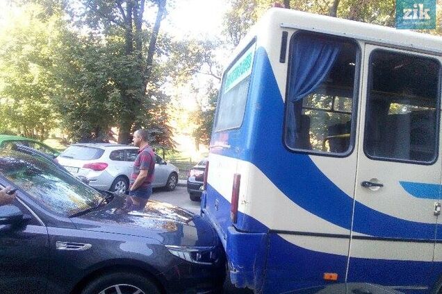 Спешили к Порошенко: во Львове автобус с журналистами попал в ДТП