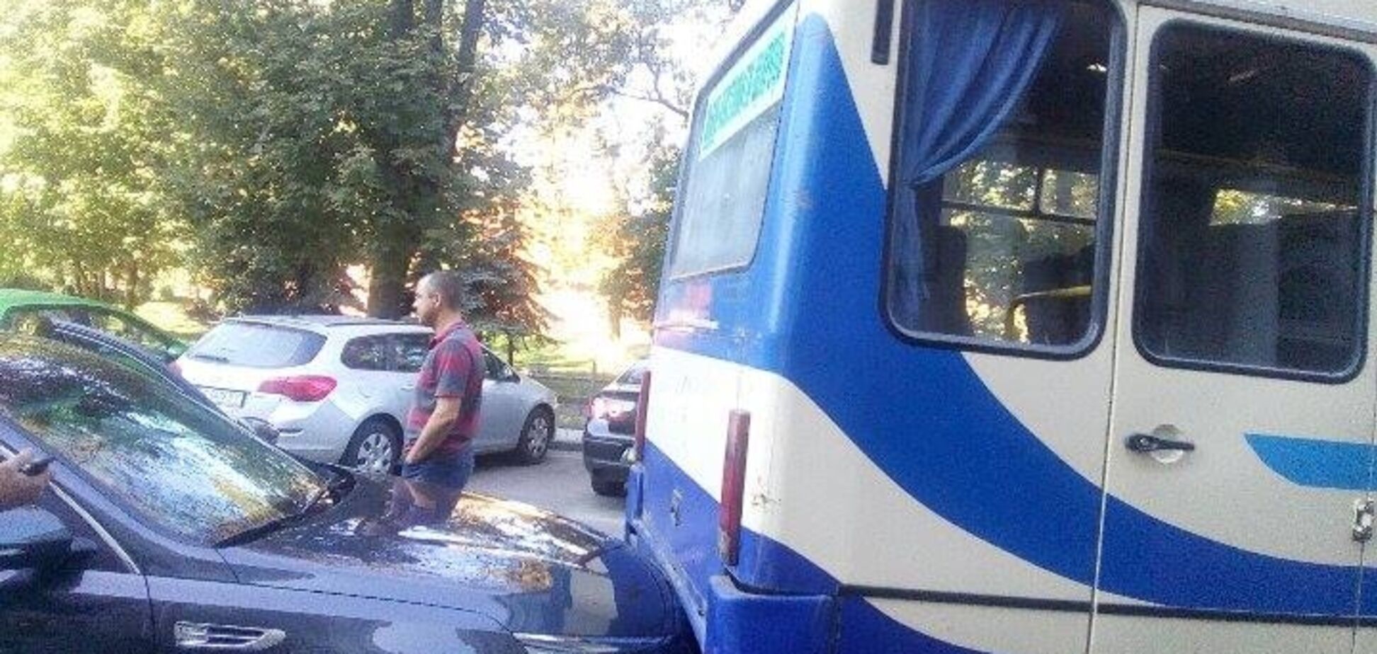 Спешили к Порошенко: во Львове автобус с журналистами попал в ДТП