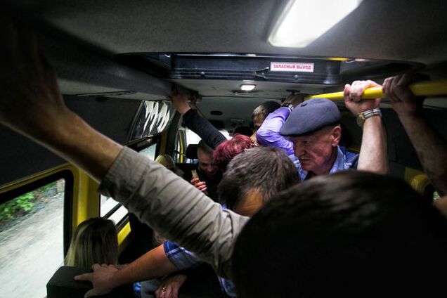 Щодня тисячі людей, як скоти, їздять в переповнених автобусах