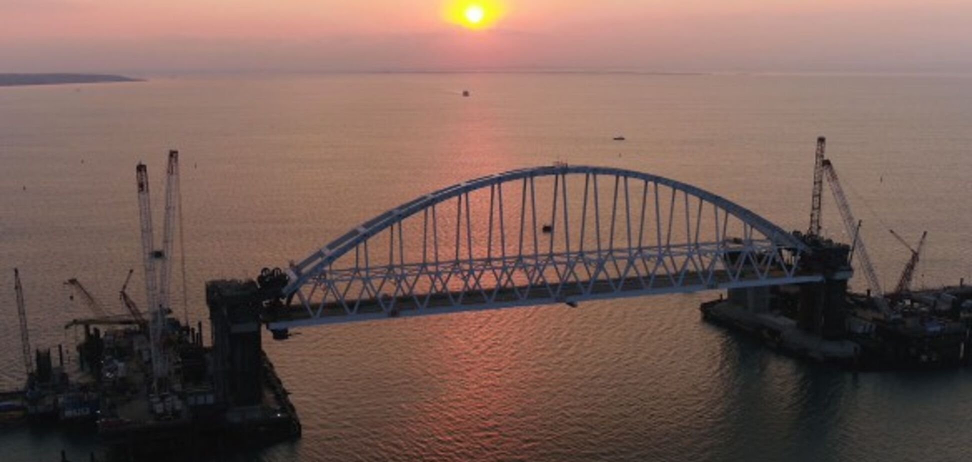 В Крыму оккупанты пустили первое судно под аркой Керченского моста: видеофакт