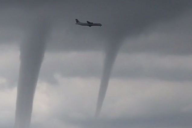 Прошел между торнадо: в Сочи показали эффектную посадку самолета в разгар стихии