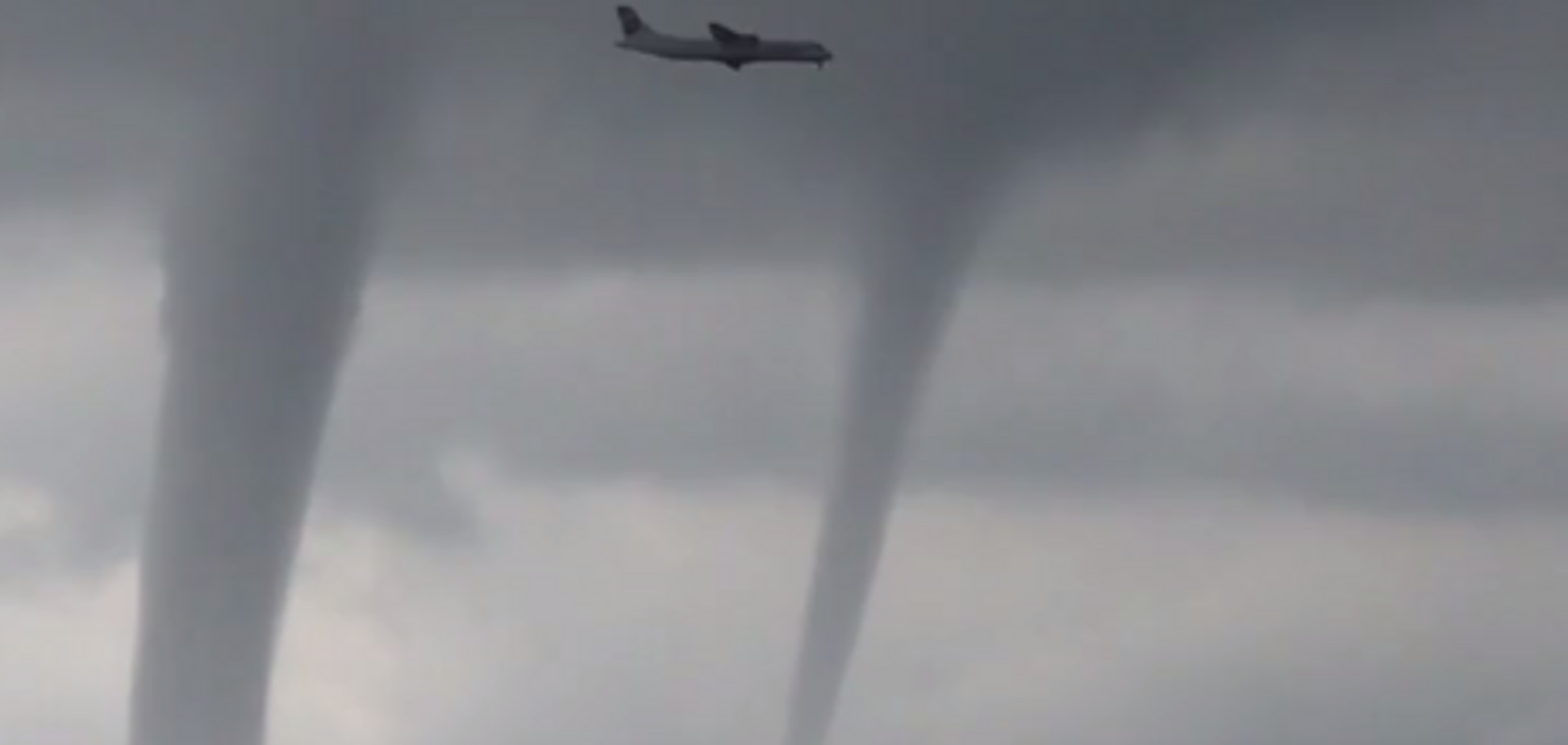 Прошел между торнадо: в Сочи показали эффектную посадку самолета в разгар стихии