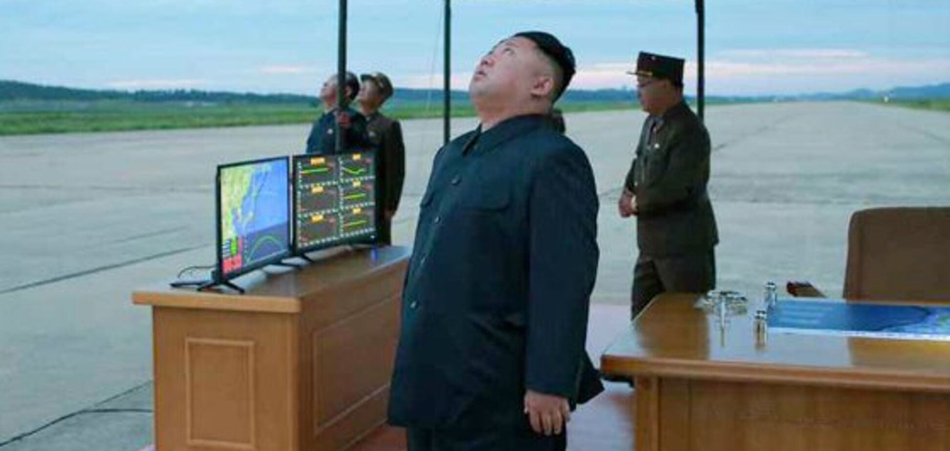 Появились фото Ким Чен Ына на фоне запущенной баллистической ракеты