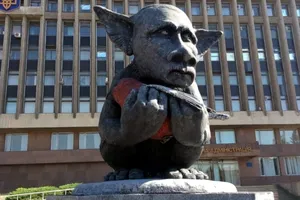 памятник, Запорожье, Путин, снегирь