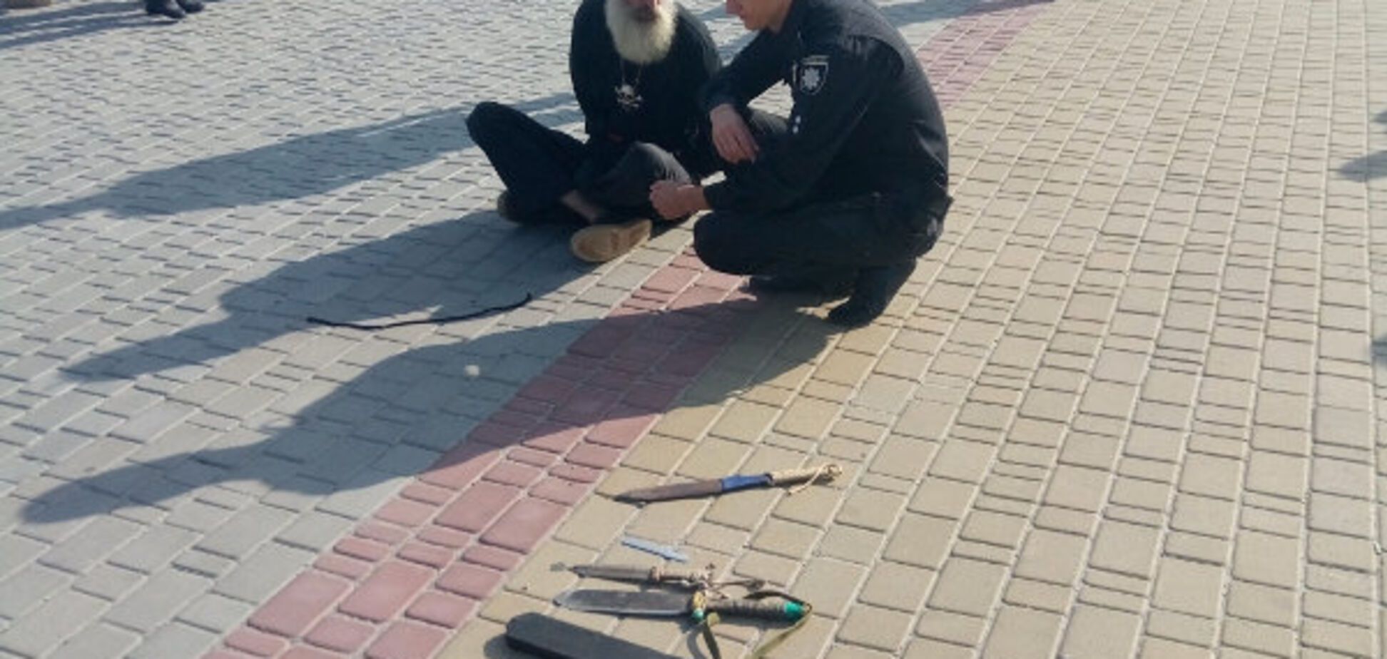 На Кіровоградщині чоловік намагався принести себе в жертву богу на міській площі