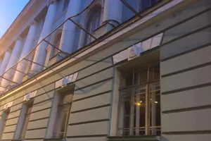 Символы "Третьего Рима" на доме офицеров в Киеве