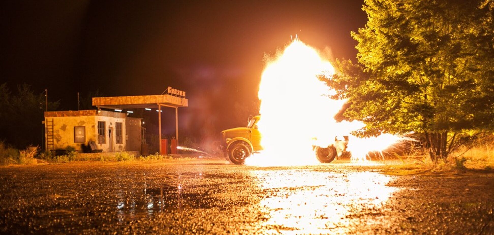 Пожарные ездили 4 раза: на съемках 'Ворошиловграда' взорвался бензовоз