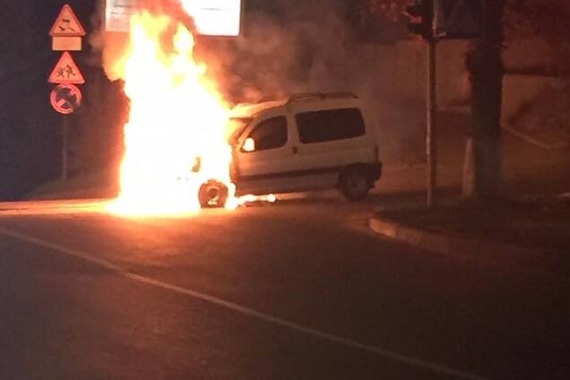 'Водитель и пассажиры выскочили': в Киеве на ходу загорелся автомобиль