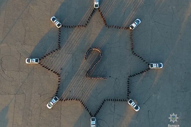 В Запорожье прошёл необычный флешмоб с участием полицейских