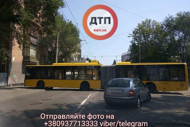 В Киеве троллейбус на полном ходу врезался в жилой дом: фото