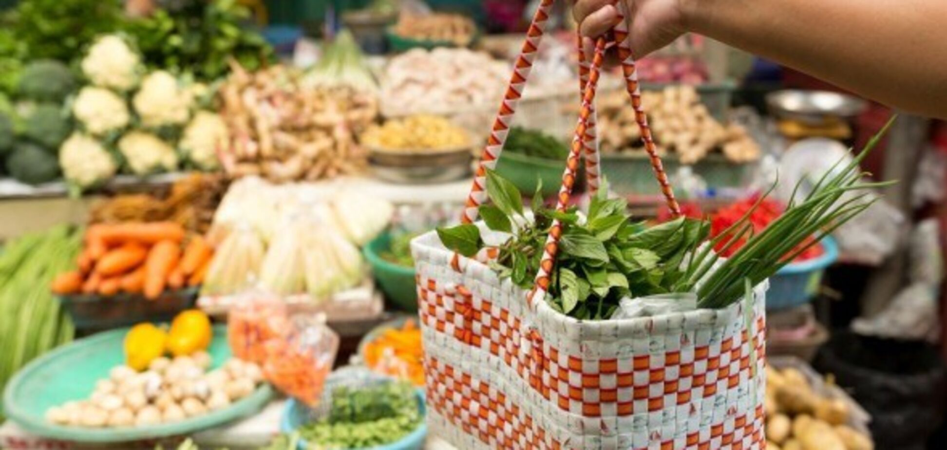 Доктора назвали продукты, которые нельзя есть в жару