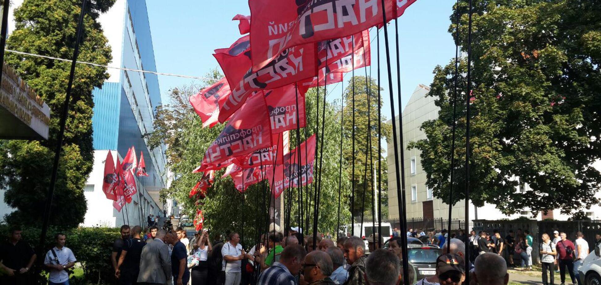  'Ні абонентській платі за газ': більше тисячі представників профспілок мітингують під НКРЕКП 