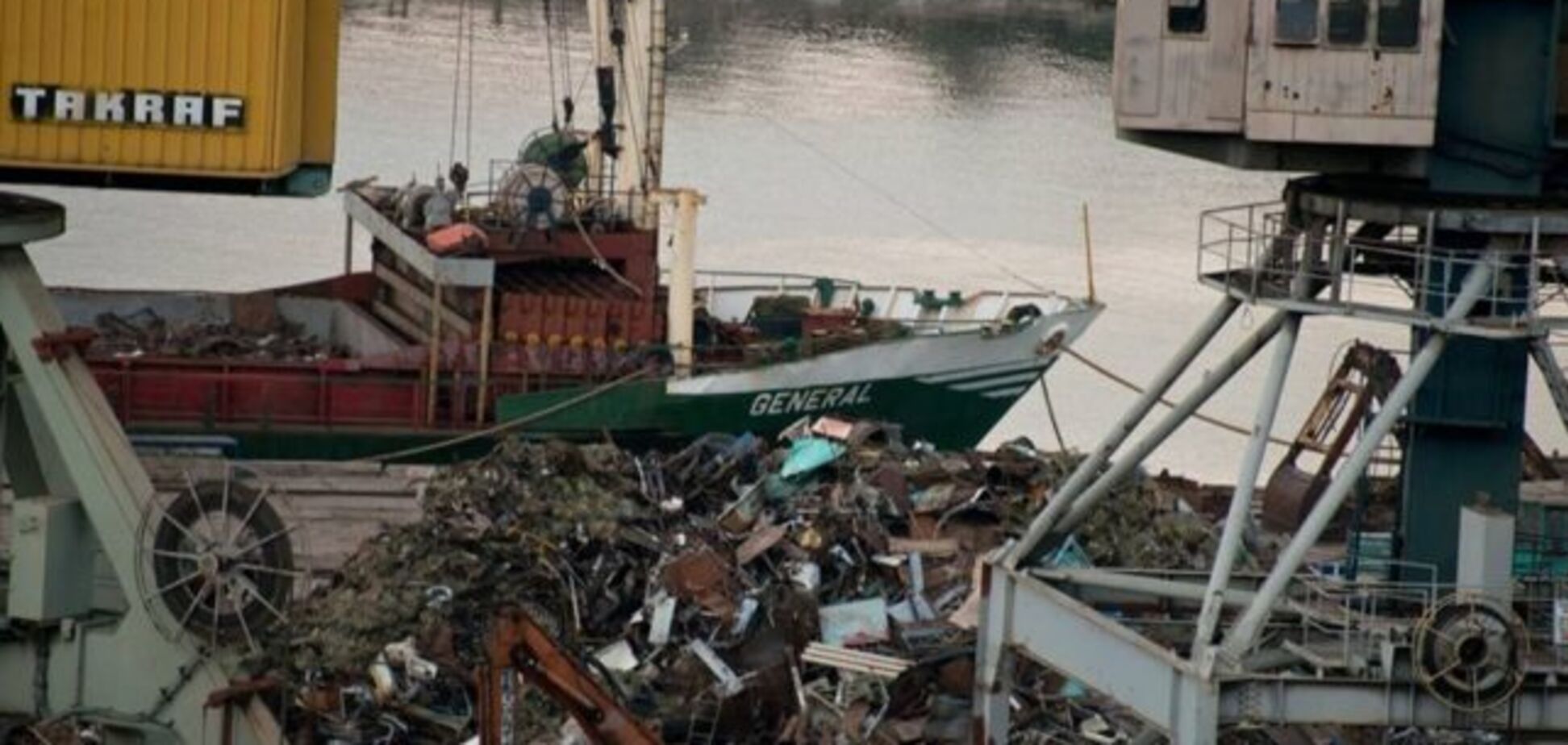 Спішно збувають за низькою ціною: окупанти масово вивозять з Криму український метал