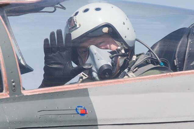 Порошенко на истребителе