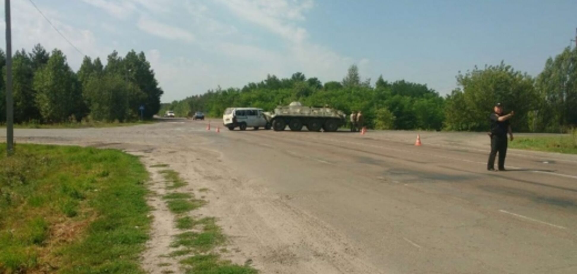 На Рівненщині військові на БТР врізалися у мікроавтобус: є постраждалі