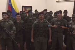  У Венесуелі група військових захопила базу і закликала до повстання 