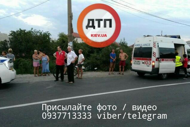 Чуть не линчевали: в Киеве нетрезвый водитель сбил детей на обочине