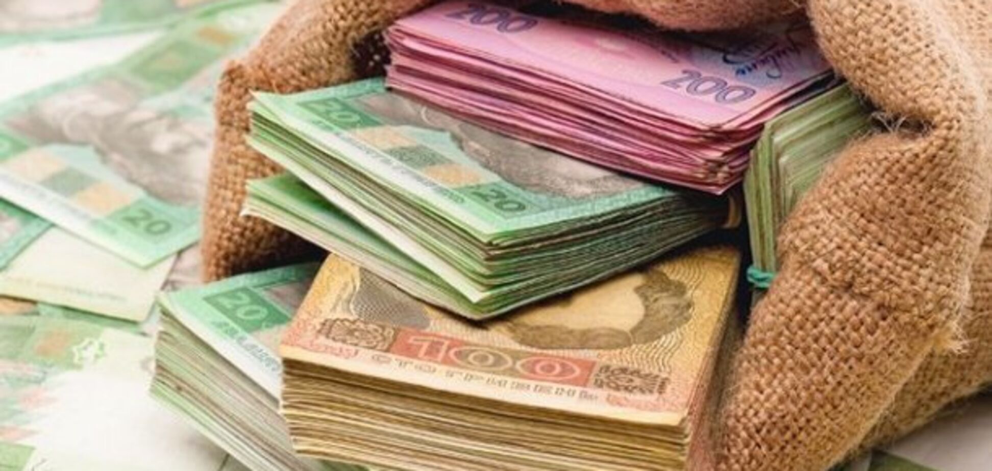 Далеко не минималка: названы зарплаты чиновников в Украине