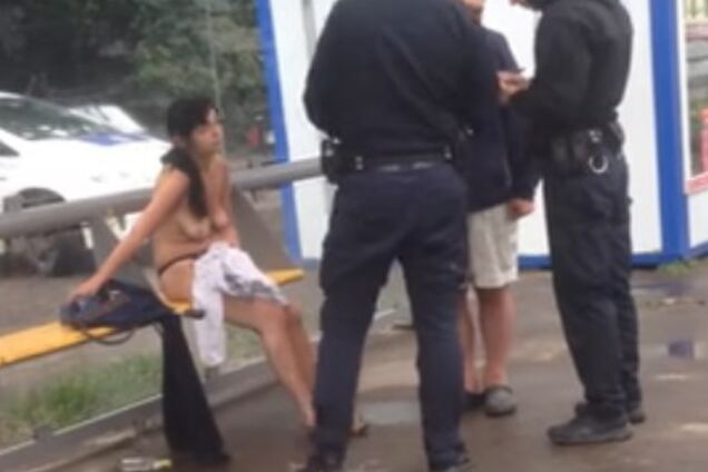 Во Львове сняли на видео, как на остановке посреди дня псих занимается сексом