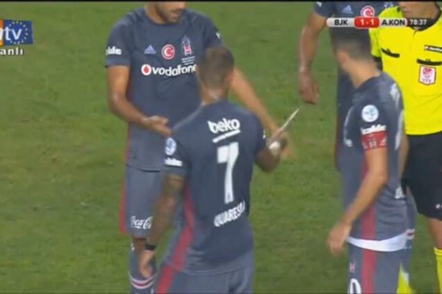 Футболіст збірної Португалії направив ніж на суддю під час матчу: з'явилося відео