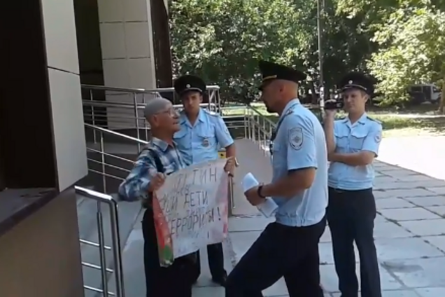 'Стоял с плакатом': в Крыму оккупанты задержали пенсионера с болезнью Паркинсона