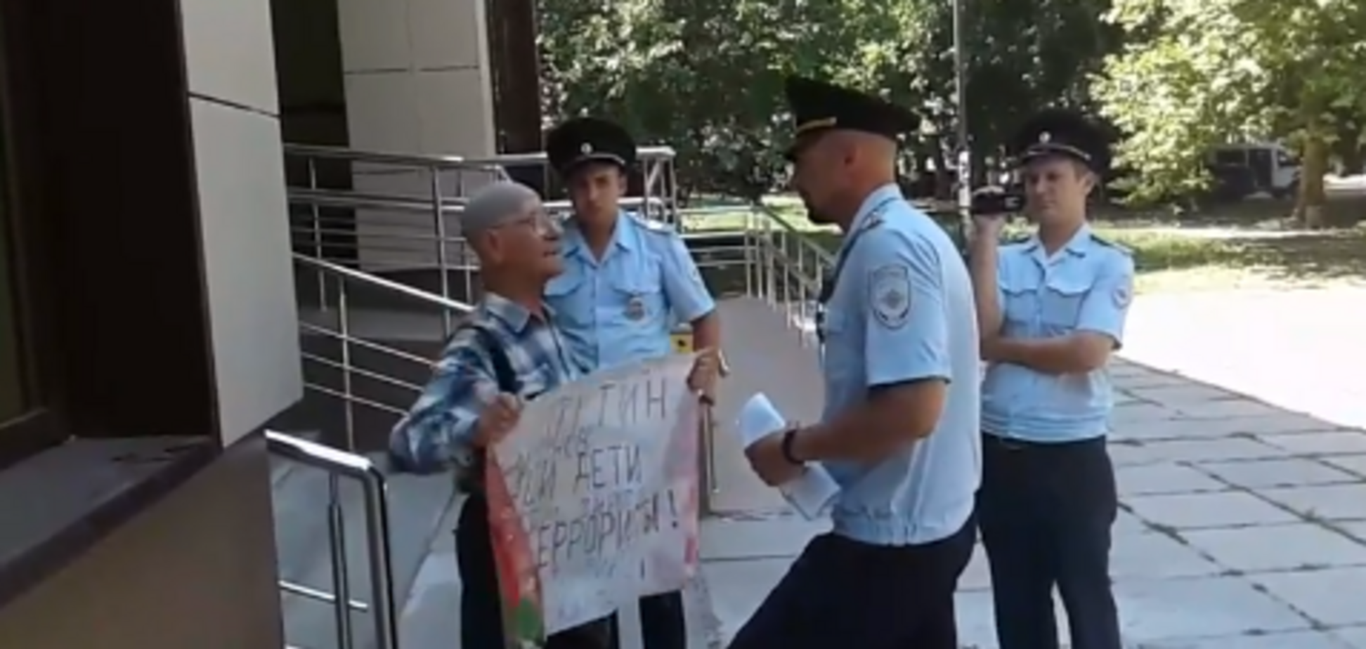 'Стояв з плакатом': у Криму окупанти затримали пенсіонера з хворобою Паркінсона