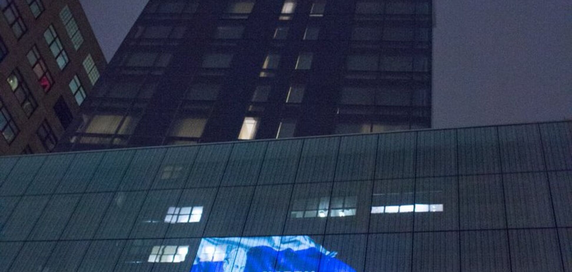 «Радий допомогти, бро»: в Нью-Йорку на готелі Trump SoHo з'явився «привіт» Трампу від Путіна