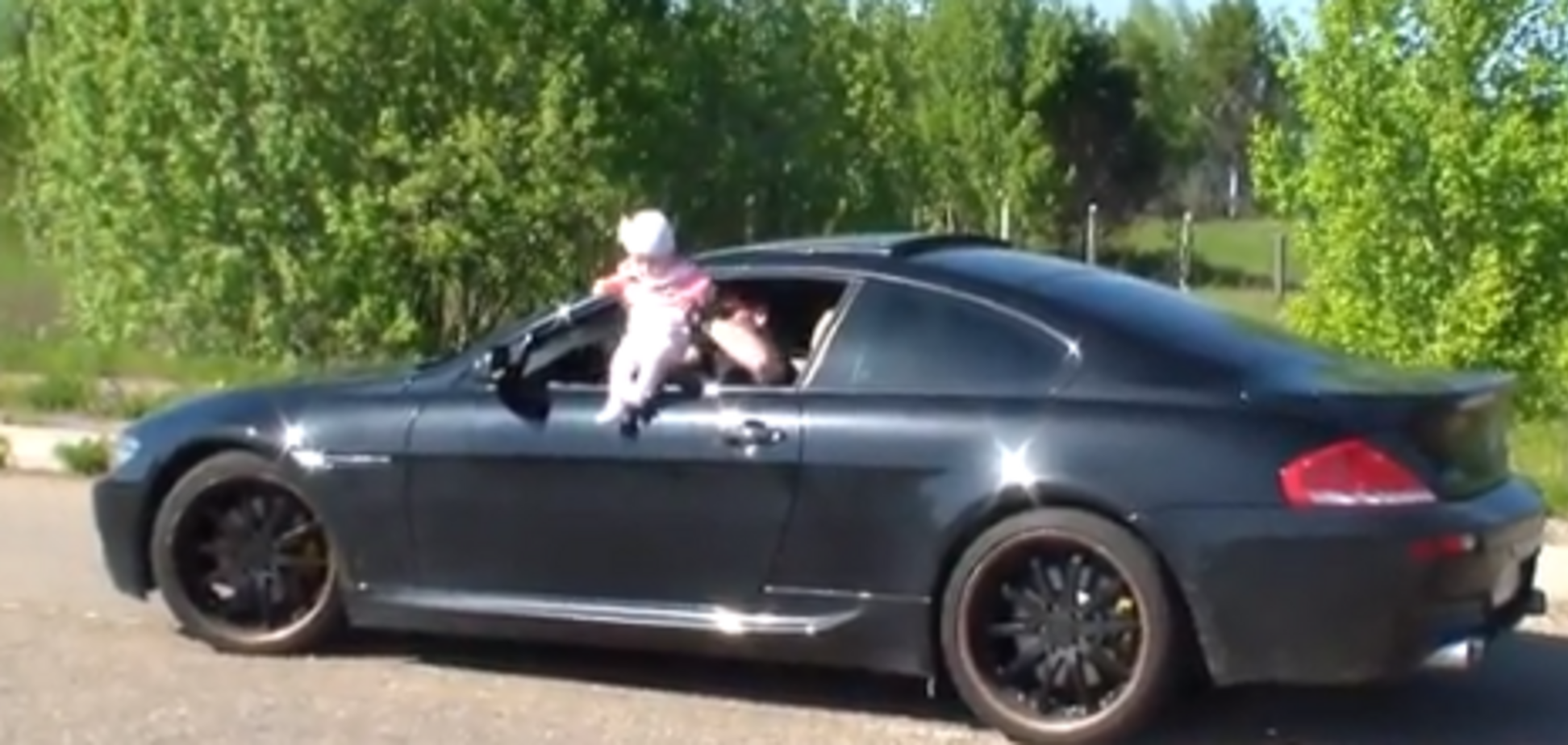 Росіянин влаштував гонки на шаленій швидкості, висунувши з вікна немовля: опубліковано відео