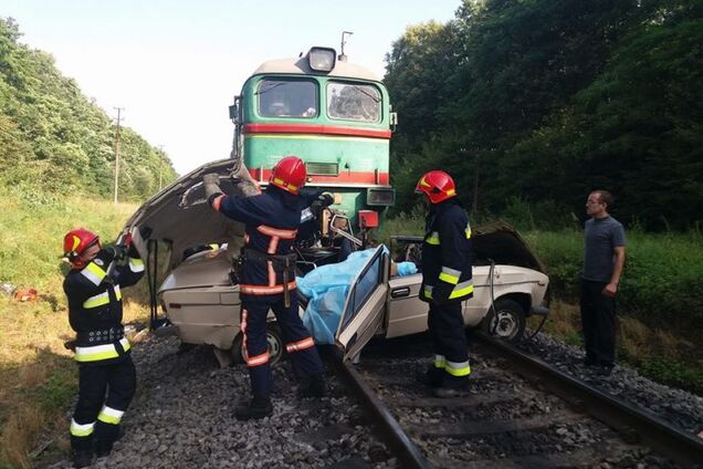 ДТП семья авто под поезд