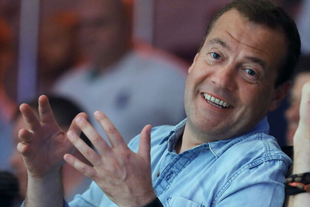 'Це через конфуз із трусами': Медведєва знову підняли на сміх через дивний одяг