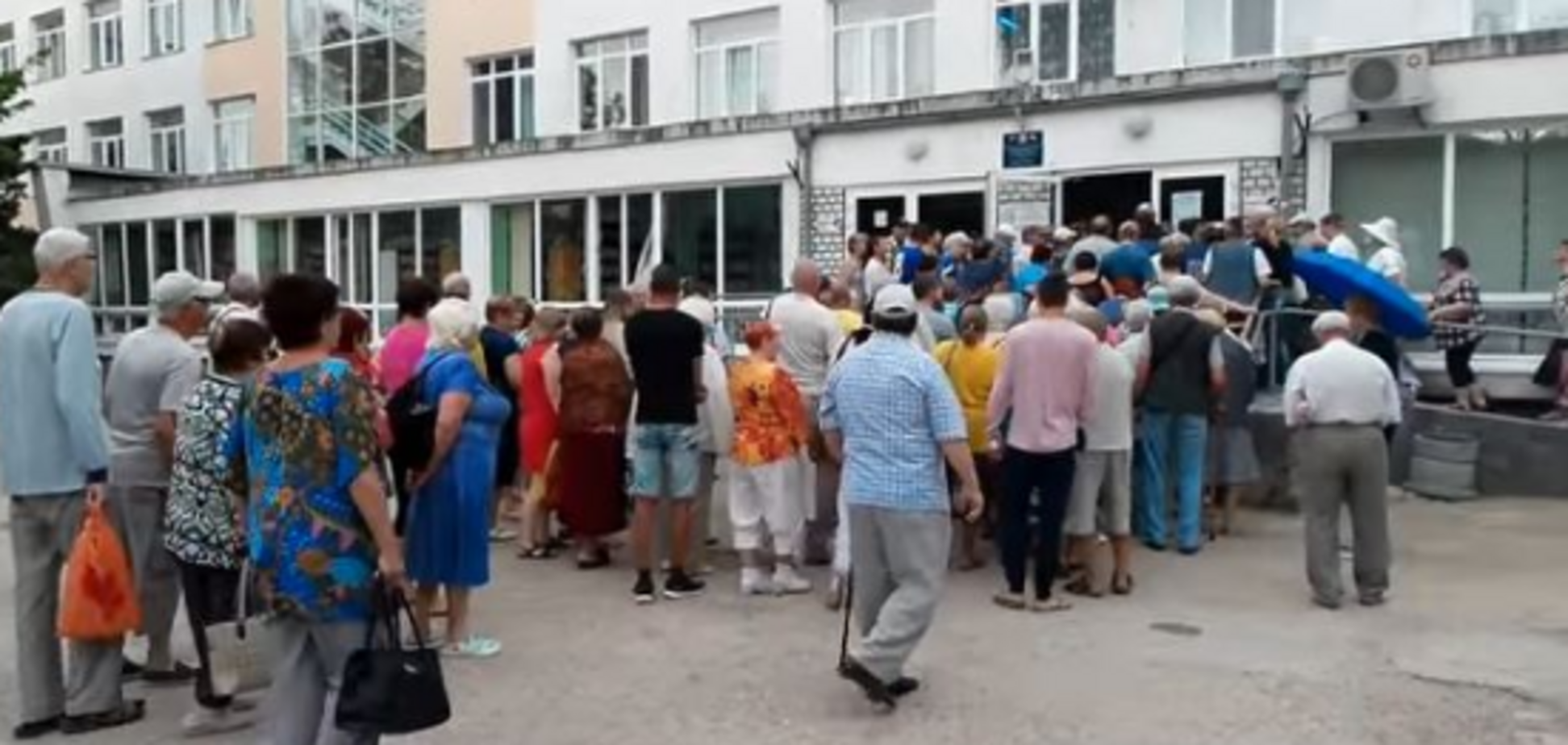 'За дешевыми гробами': в сети показали очередь в крымскую поликлинику